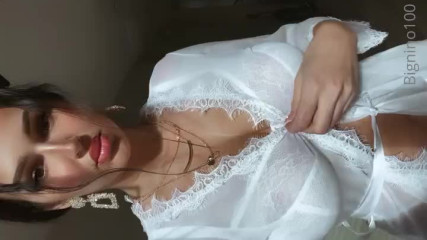 Provocando de camisola e lingerie branca